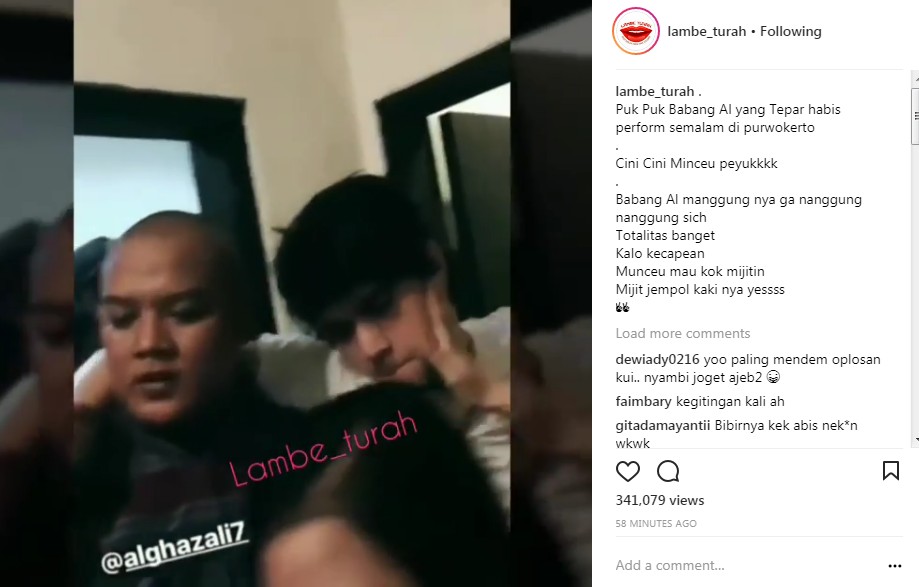 Al Ghazali Dibantu Dua Pria Untuk Berjalan