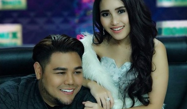 Foto: Ayu Ting Ting Promosikan Hijab Bermotif Fotonya, Komentar Ivan Gunawan Ini Jadi Sorotan