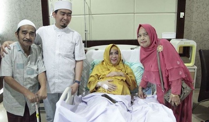 Foto: Baru Lahir, Alis Putra Kembar Ustadz Solmed-April Jasmine Jadi Sorotan