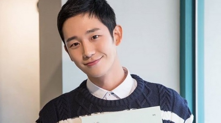 Foto: Berdiri di Tengah Saat Foto Bareng di 'Baeksang Awards', Jung Hae In Dikritik Netter