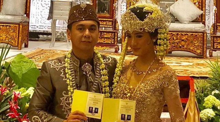 Foto: Resmi Nikah, Kocaknya Raditya Dika Sempat 'Kesulitan' Pasang Cincin Anissa