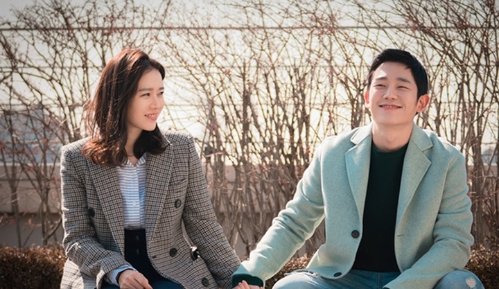 Foto: Pasangan ‘Pretty Noona’ Mesra Kembali, Jung Hae In-Son Ye Jin Berciuman di Bawah Hujan