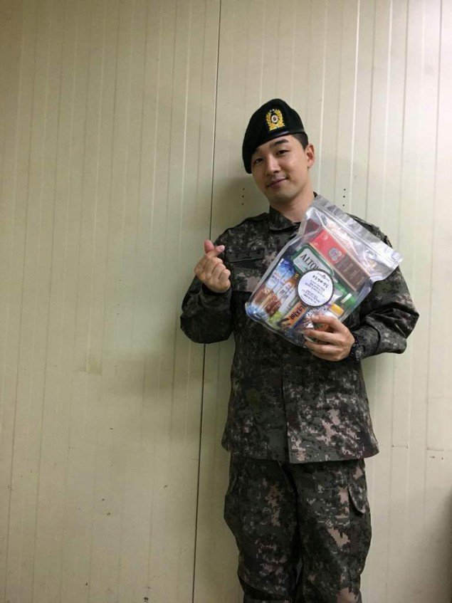 Taeyang ulang tahun dan dapat hadiah dari fans
