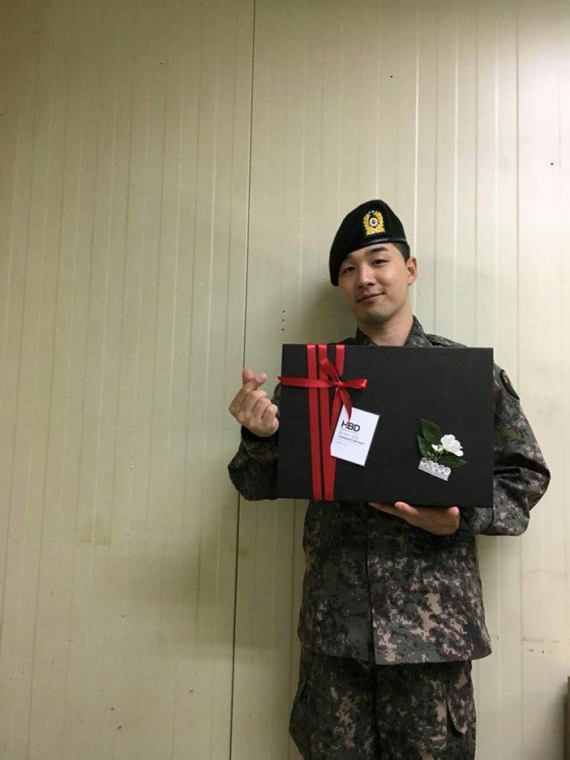 Taeyang ulang tahun dan dapat hadiah dari fans