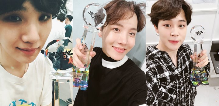 Bangtan Boys Pose Bareng Trofi Pertama \'Fake Love\'