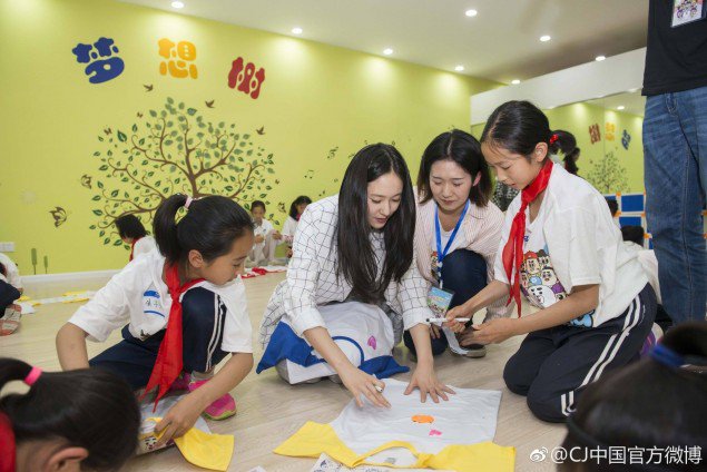 Krystal lakukan kegiatan amal