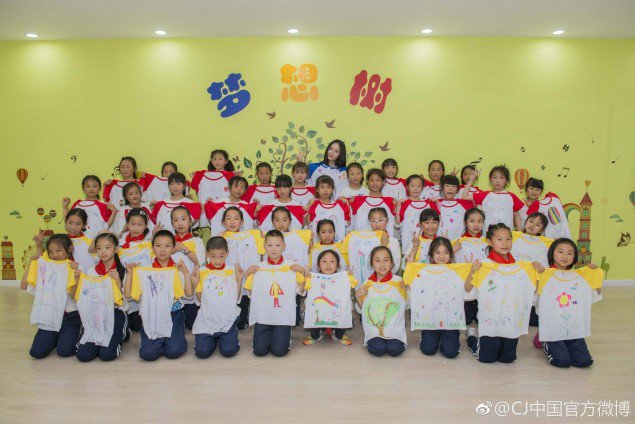 Krystal lakukan kegiatan amal