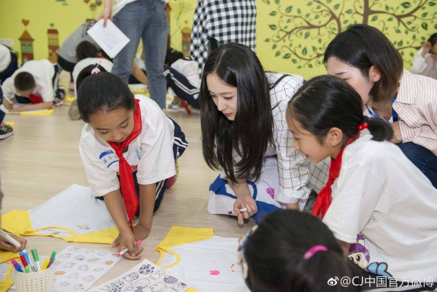 Krystal lakukan kegiatan amal