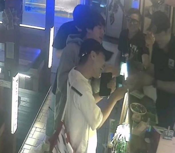 Jin dan Ken cs makan bersama di restoran