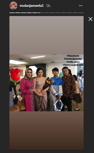 Mulan Jameela Berpose dengan Mantan Suami dan Kedua Anaknya