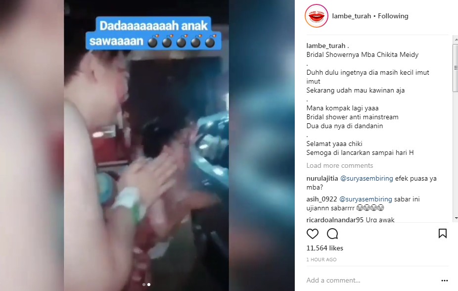 Chikita Meidy dan Calon Suami Minta Restu Pada Pengendara Mobil Penghuni Komplek