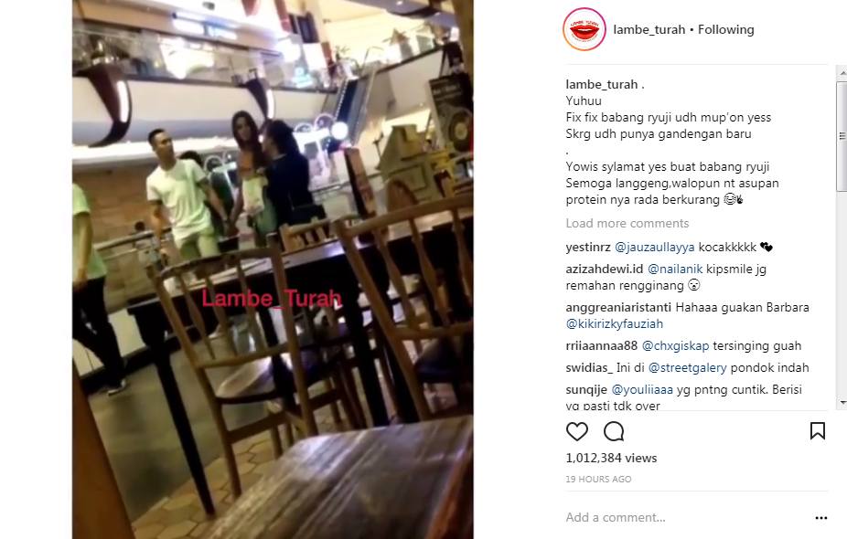 Ryuji Utomo Berinteraksi dengan Dua Wanita