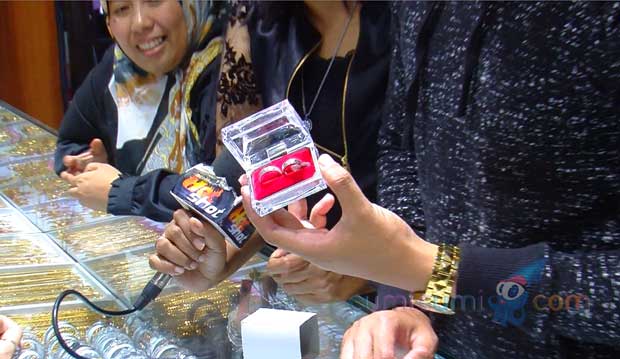 Penampakan Cincin Tunangan Ely Sugigi dan Kekasih