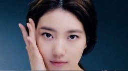 Suzy di pemotretan produk kosmetik