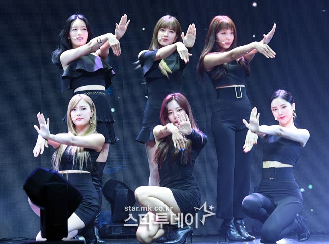 A Pink comeback dengan tampil serba hitam