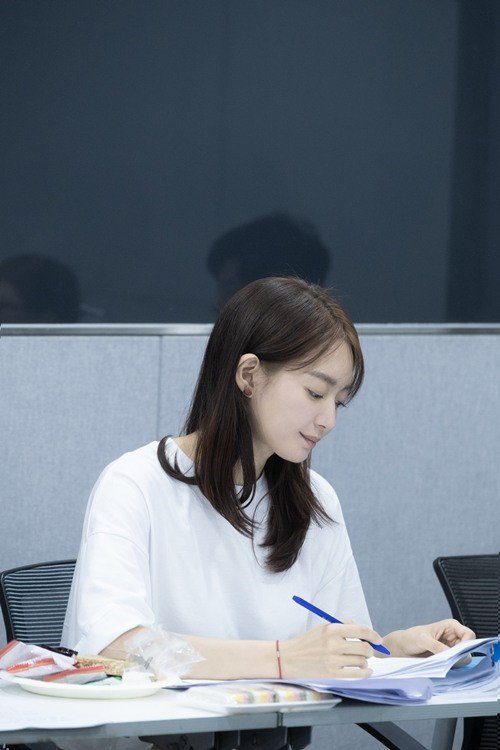 Shin Min A baca naskah film \'Diva\'