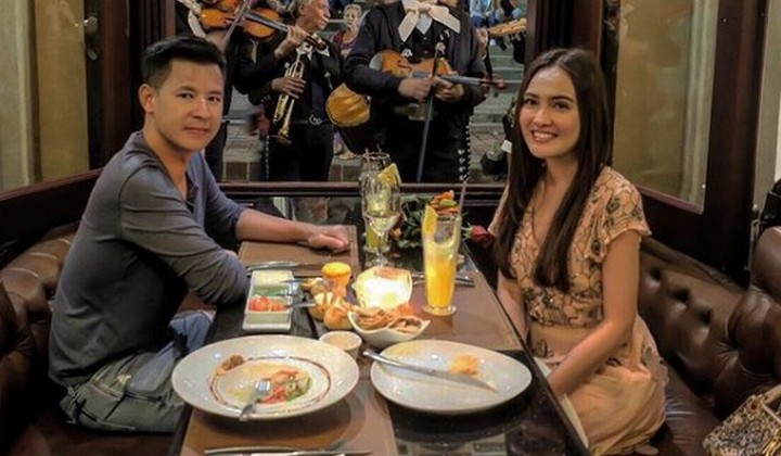 Foto: Suami Baru Sekali Beri Kejutan Romantis Selama 7 Tahun Menikah, Shandy Aulia Sempat Tak Percaya
