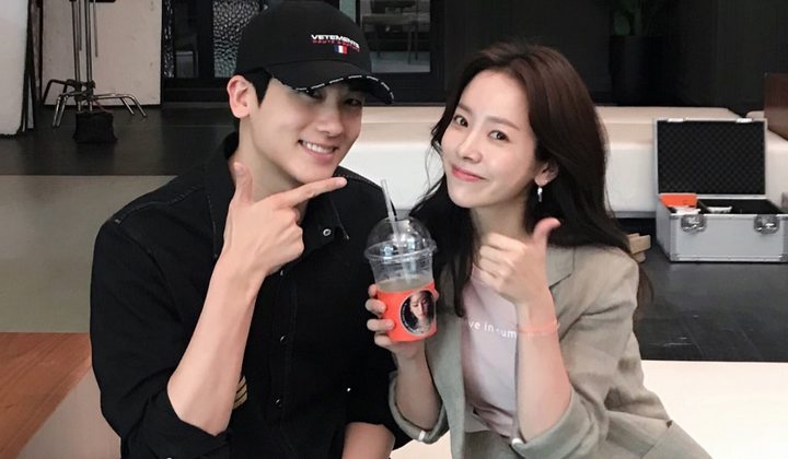 Foto: Tidak Hanya Kirim Truk Makanan, Hyungsik Dukung Drama Baru Han Ji Min dan Datang di Lokasi Syuting
