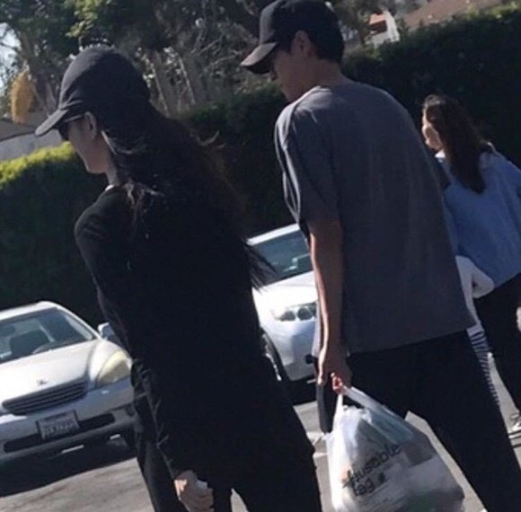 Han Hyo Joo dan Kang Dong Won Tertangkap Kamera Saat Berada di AS