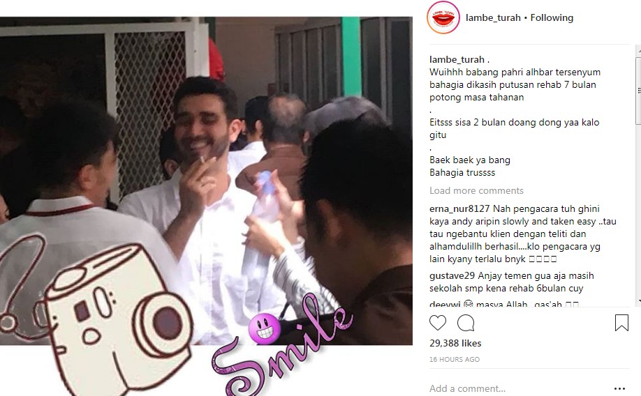 Senyum Lebar Fachri Albar