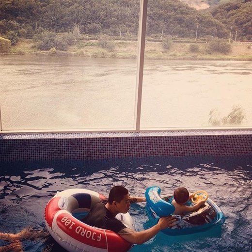 Gary berenang bersama anak