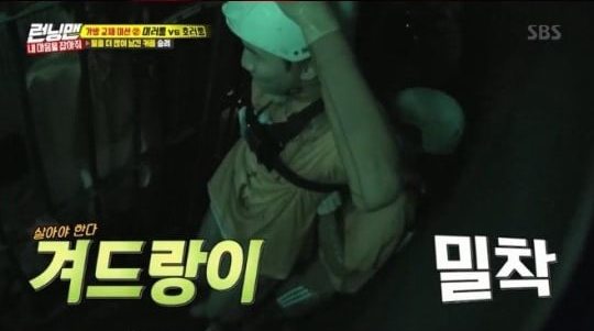 Lee Kwang Soo Pimpin Jalan Bawa Jennie Keluar Rumah Hantu