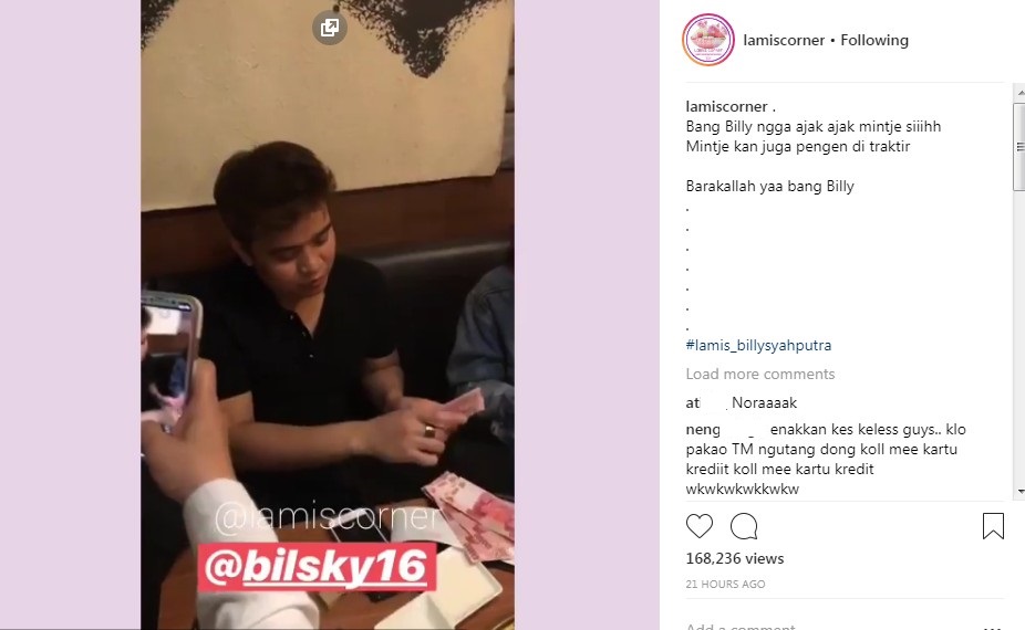 Billy Syahputra Keluarkan Uang Lembaran Ratusan Ribu