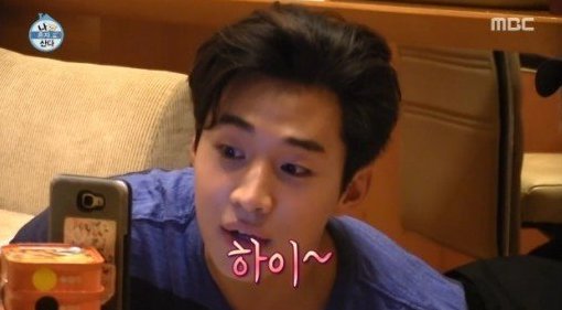 Henry melihat Krystal di video call