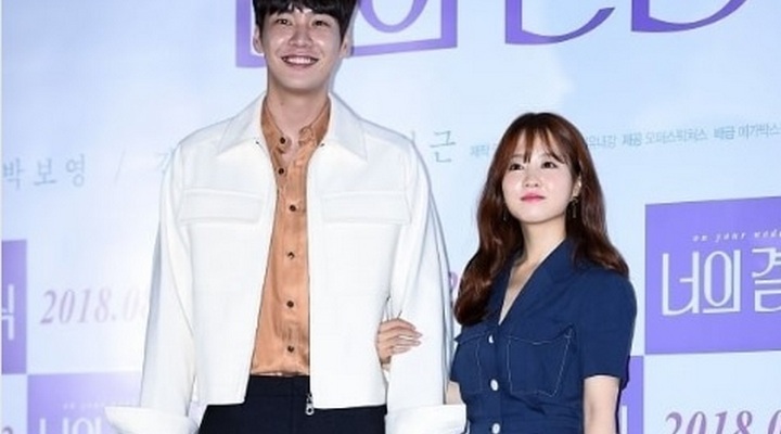 Foto: Kocaknya Kim Young Kwang Lakukan Ini Saat Foto Bareng Park Bo Young di Preskon 'Your Wedding'