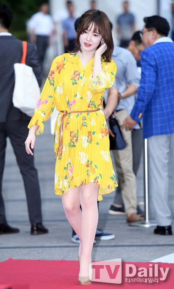 Cantiknya Koo Hye Sun Saat Hadiri Red Carpet JIMFF ke-14