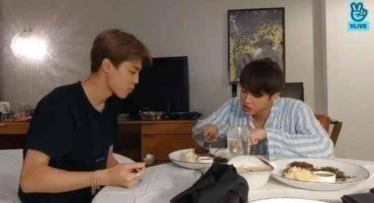 Jin dan Jimin BTS di Siaran V Live Terbaru