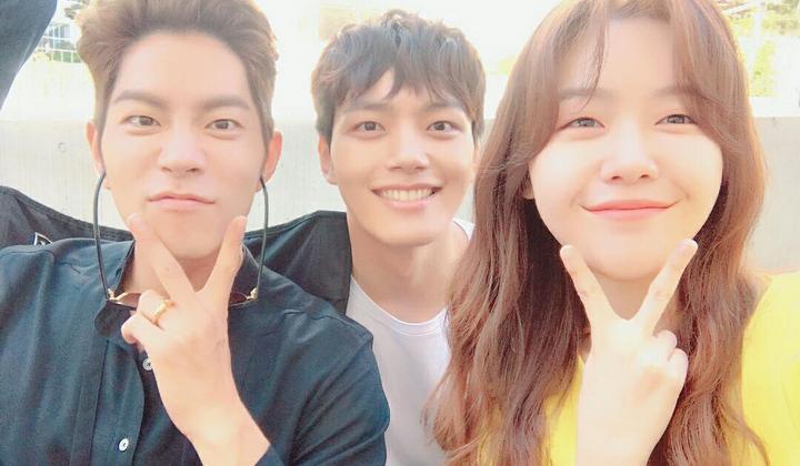 Foto: Gabung Drama Baru, Hong Jong Hyun dan Yeo Jin Goo-Minah Asyik Pamer Foto Syuting Bareng