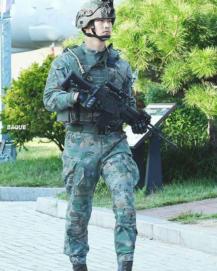 Taecyeon tampan sebagai tentara