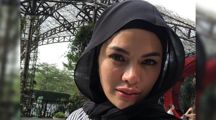 Foto: Indro Warkop Setia Dampingi Sang Istri, Nikita Mirzani Beri Pujian