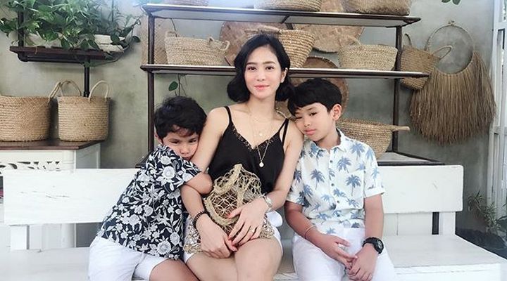 Foto: Bingung Anak Sulung Mulai Bicara Percintaan, Bunga Zainal Jadi Posesif Soal Pergaulan