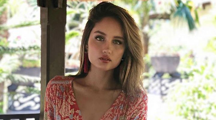 Foto: Tampil di Sampul Majalah Ternama, Gaya Seksi Cinta Laura Tuai Kontroversi   