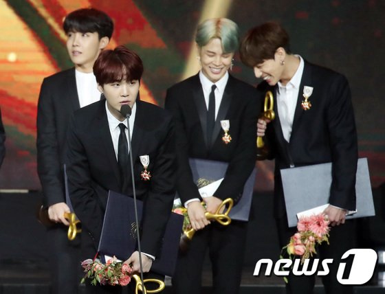 Bangtan Boys di Korean Popular Culture & Arts Awards 2018