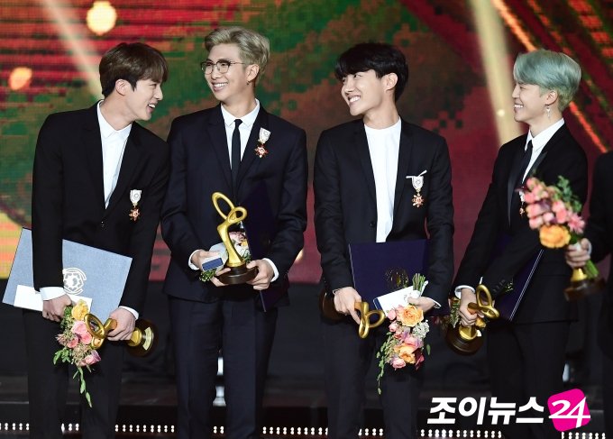 Bangtan Boys di Korean Popular Culture & Arts Awards 2018