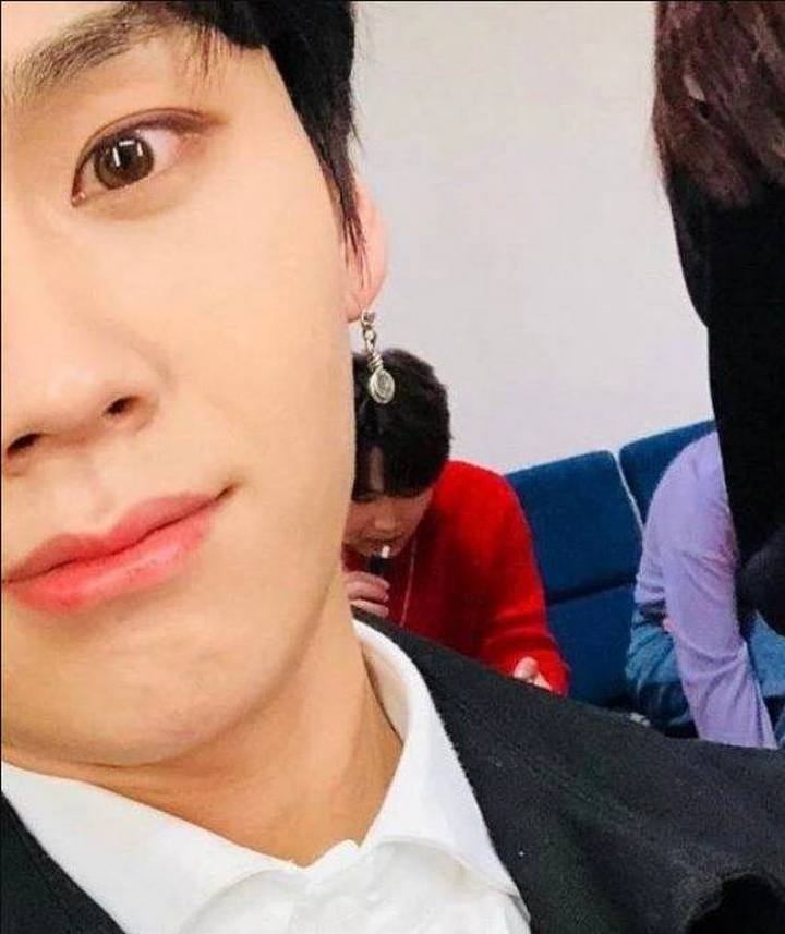 Idol Kepergok Merokok