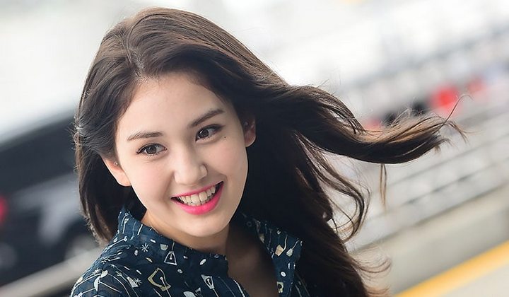 Foto: Tunjukkan Dukungannya, Serunya Jeon Somi Tonton Konser Black Pink di Seoul