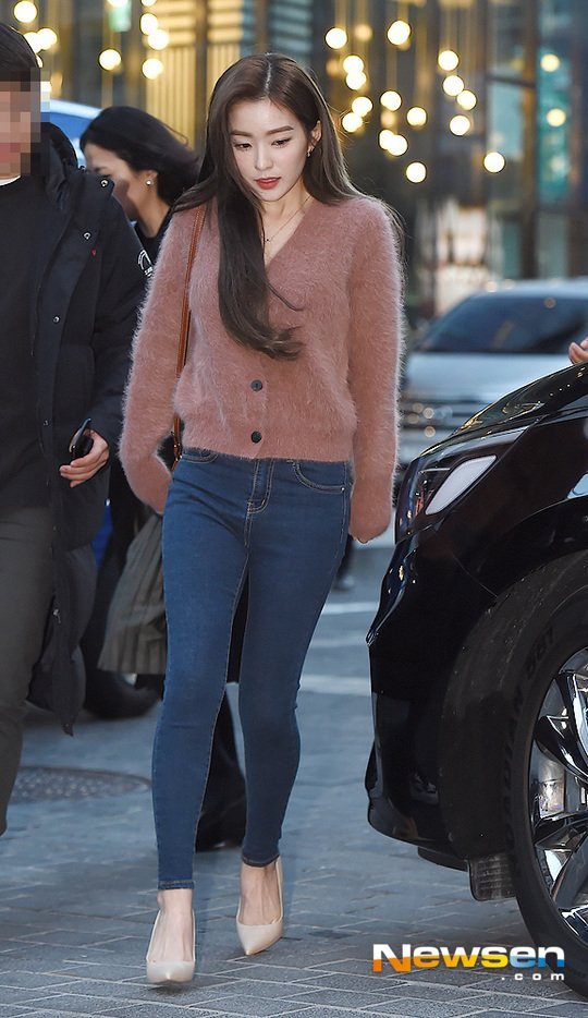 Irene tampak kedinginan di acara <i>fashion</i>