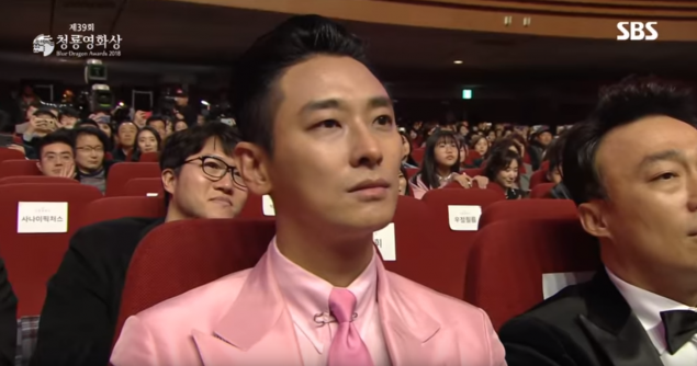 Ekspresi Joo Ji Hoon Saat Twice Tampil