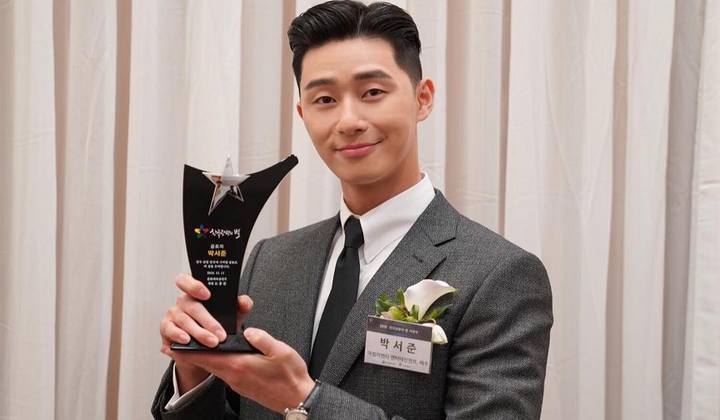 Foto: Park Seo Joon Ungkapkan Rasa Bangga Dapat Penghargaan di Star of Korean Tourism Awards 2018 