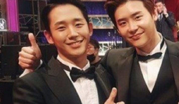 Foto: Bromance ‘While You Were Sleeping’, Lee Jong Suk Kirim Dukungan ke Lokasi Film Jung Hae In