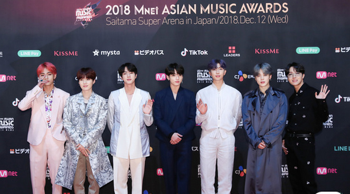 Foto: Cantik dan Tampan, Twice Hingga BTS Tampil Keren di Red Carpet MAMA 2018 di Jepang