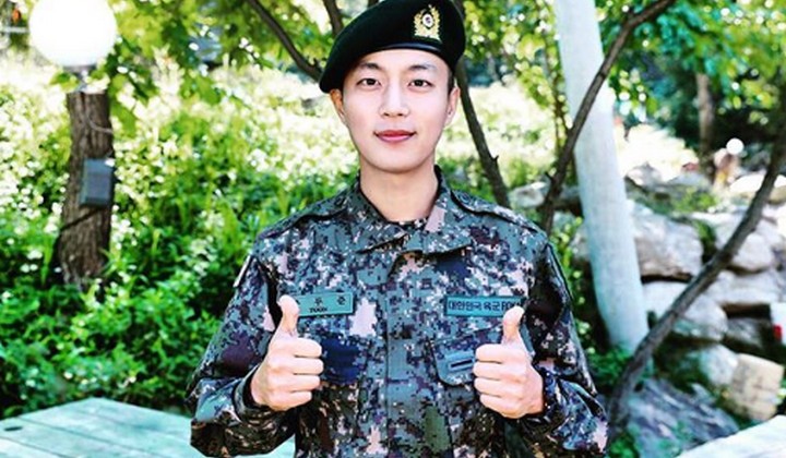 Foto: Unggah Selfie dan Tulis Pesan Saat Libur Militer, Yoon Doo Joon Dipuji Semakin Tampan