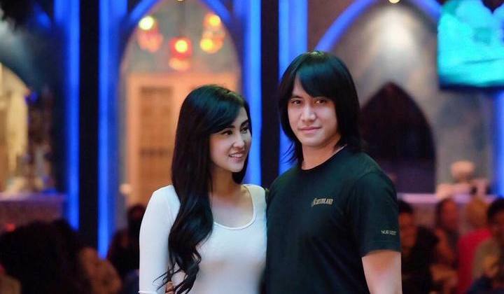 Foto: Kevin Aprilio Main Piano Sambil Pangku Sang Tunangan, Netter Risih