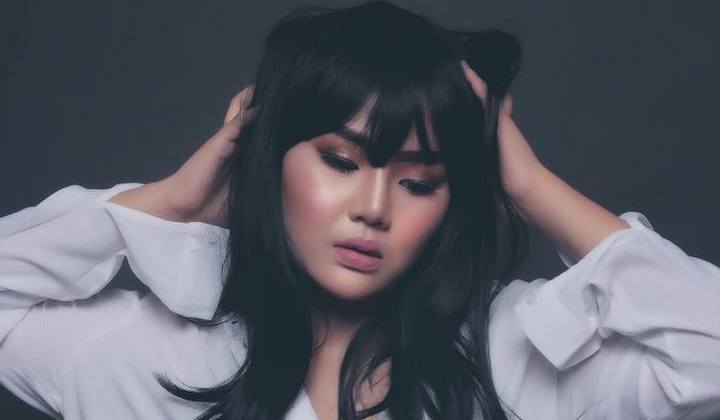 Foto: Rosa Meldiyanti Berhijab dan Tulis Soal Rasa Syukur, Netter: Latihan Inget Tuhan Sebelum Dibui ya