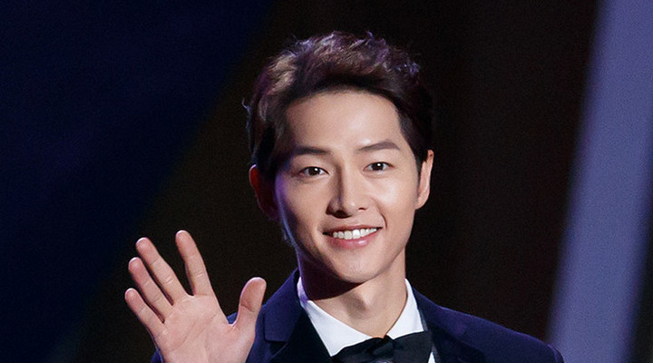 Foto: Sibuk Syuting Drama Baru, Song Joong Ki Sempatkan Tulis Pesan Manis Untuk Fans