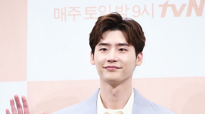 Foto: Dikabakan Bakal Wamil Akhir Bulan Februari, Agensi Lee Jong Suk Buka Suara